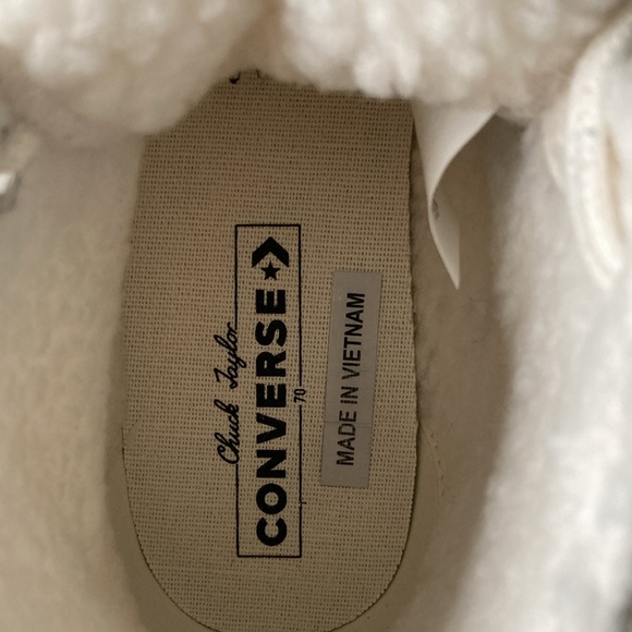 Chuck Taylor Converse - Picture 2 of 6